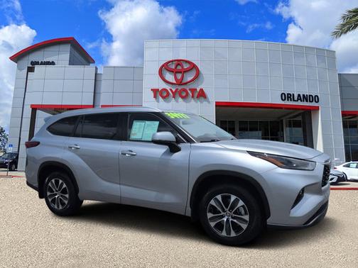 Celestial Silver Metallic 2023 Toyota Highlander XLE