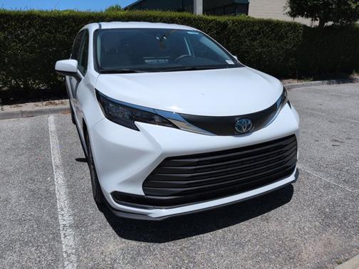 Ice Cap 2025 Toyota Sienna LE