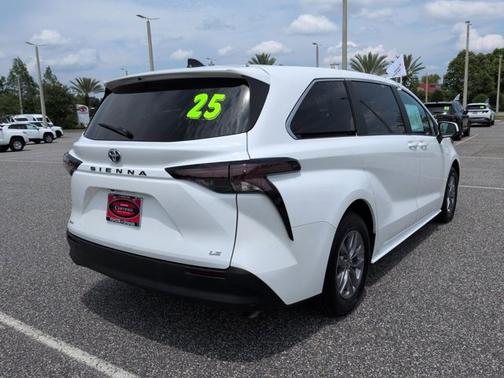 Ice Cap 2025 Toyota Sienna LE