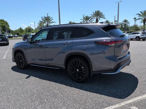 Magnetic Gray Metallic 2024 Toyota Highlander XSE