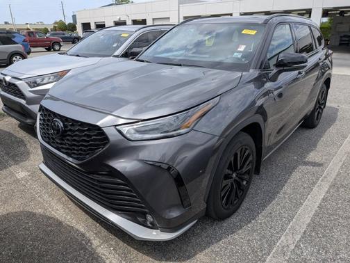 Magnetic Gray Metallic 2024 Toyota Highlander XSE