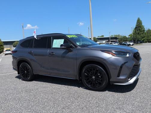 Magnetic Gray Metallic 2024 Toyota Highlander XSE