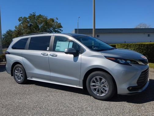 2025 Toyota Sienna XLE