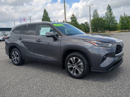 Magnetic Gray Metallic 2024 Toyota Highlander XLE