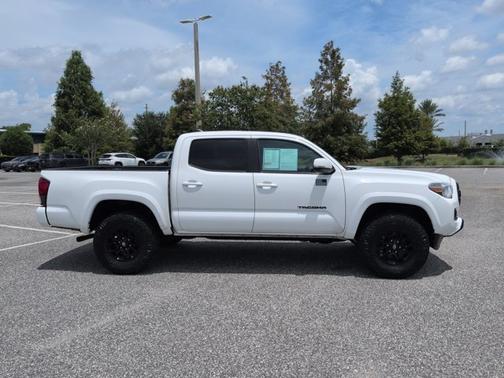 White 2022 Toyota Tacoma SR5