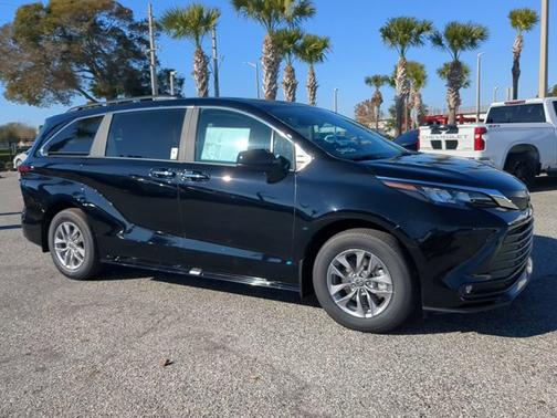 2025 Toyota Sienna XLE