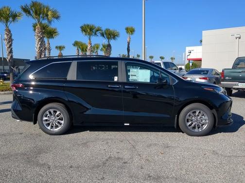 2025 Toyota Sienna XLE