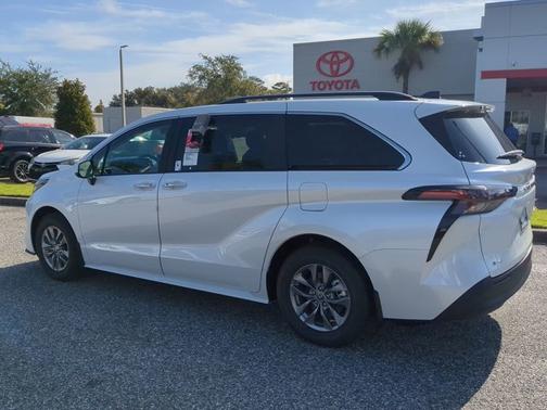 2025 Toyota Sienna XLE