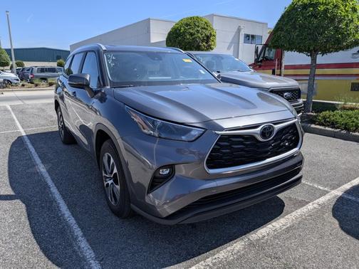 Magnetic Gray Metallic 2023 Toyota Highlander XLE