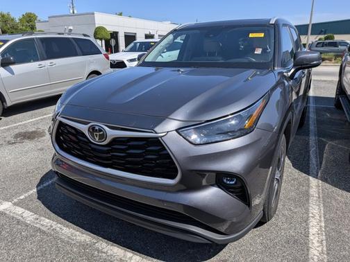 Magnetic Gray Metallic 2023 Toyota Highlander XLE