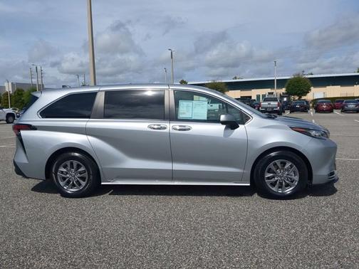 2022 Toyota Sienna XLE