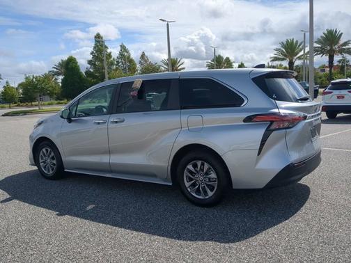 2022 Toyota Sienna XLE