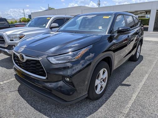 Midnight Black Metallic 2023 Toyota Highlander LE
