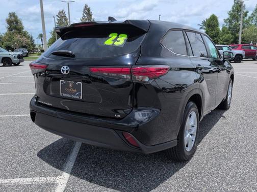 Midnight Black Metallic 2023 Toyota Highlander LE