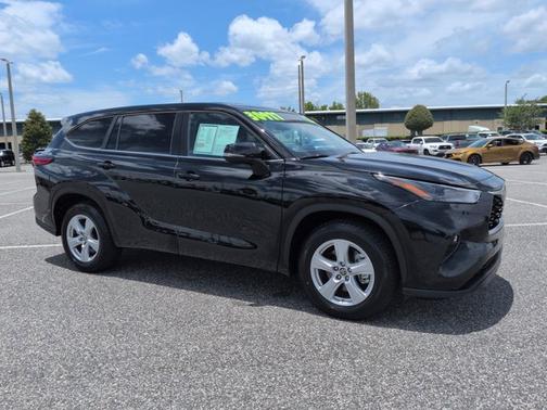 Midnight Black Metallic 2023 Toyota Highlander LE