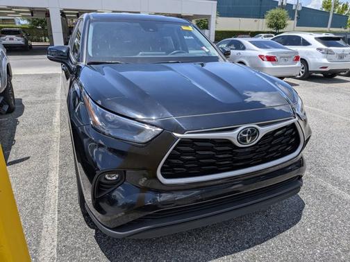 Midnight Black Metallic 2023 Toyota Highlander LE