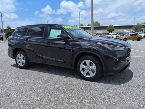 Midnight Black Metallic 2023 Toyota Highlander LE