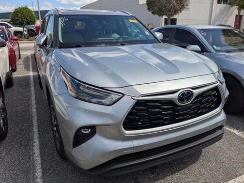 Celestial Silver Metallic 2023 Toyota Highlander XLE