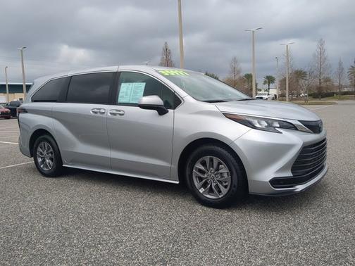 2024 Toyota Sienna LE