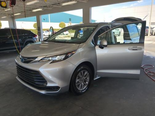 2024 Toyota Sienna LE