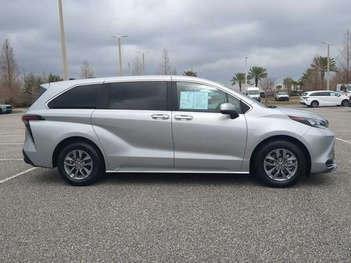 2024 Toyota Sienna LE