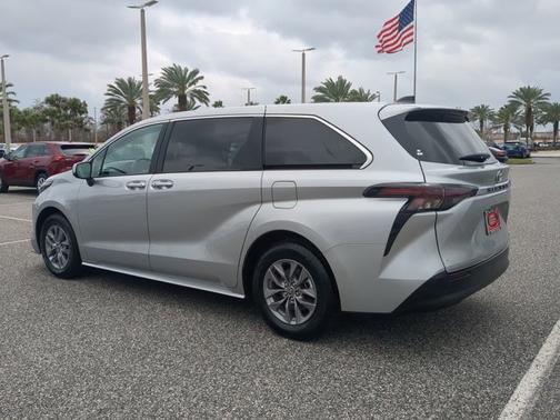 2024 Toyota Sienna LE
