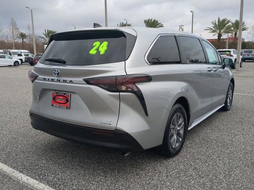 2024 Toyota Sienna LE