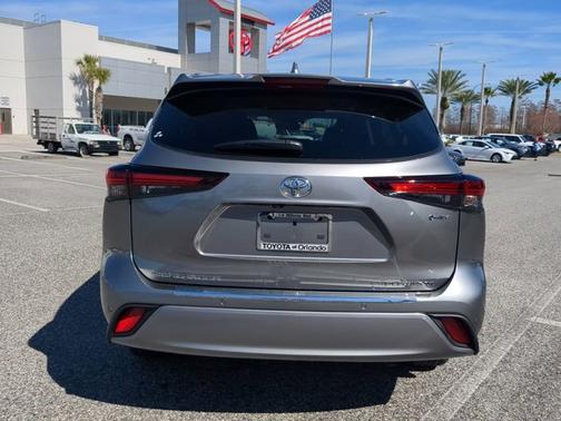 2026 Toyota Highlander Hybrid Platinum