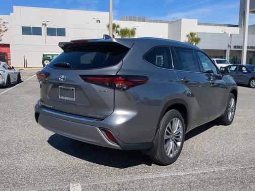 2026 Toyota Highlander Hybrid Platinum