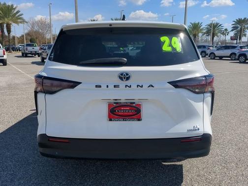 2024 Toyota Sienna LE