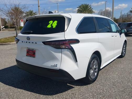 2024 Toyota Sienna LE