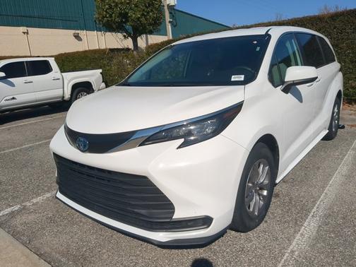 2024 Toyota Sienna LE