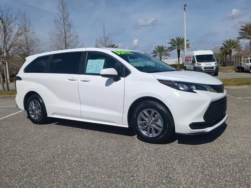 2024 Toyota Sienna LE