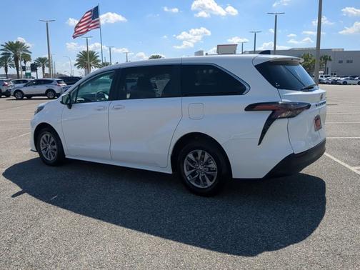 2024 Toyota Sienna LE