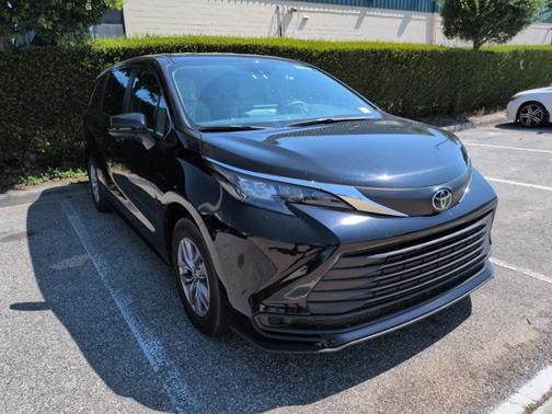 Midnight Black Metallic 2026 Toyota Sienna LE
