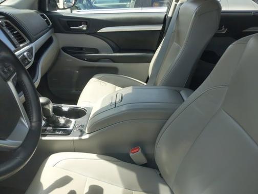 Photo 3 of 3 of 2019 Toyota Highlander XLE