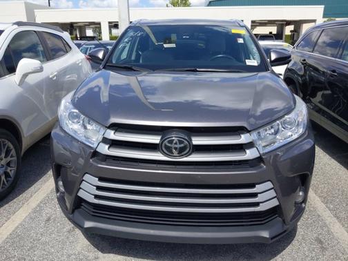 Photo 2 of 3 of 2019 Toyota Highlander XLE