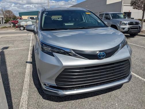 2024 Toyota Sienna XLE