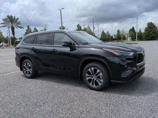 Black 2026 Toyota Highlander XLE
