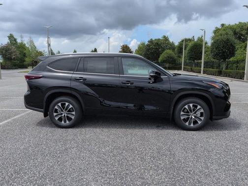 Black 2026 Toyota Highlander XLE