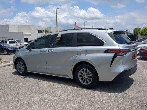 2022 Toyota Sienna XLE