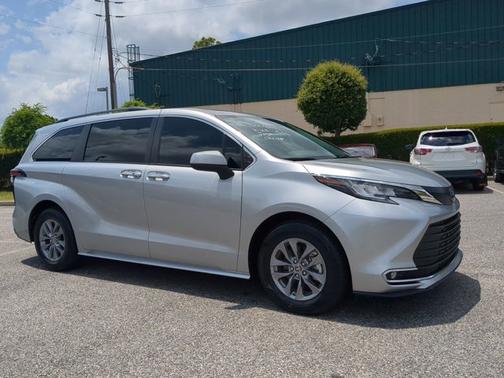 2022 Toyota Sienna XLE