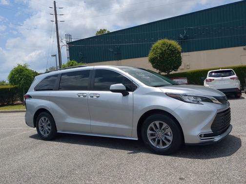 2022 Toyota Sienna XLE