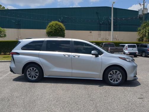2022 Toyota Sienna XLE