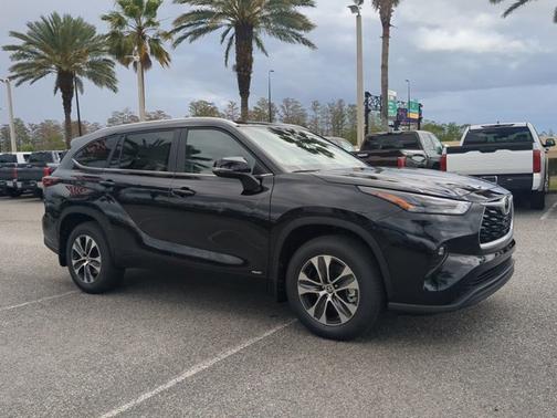 Black 2026 Toyota Highlander Hybrid XLE