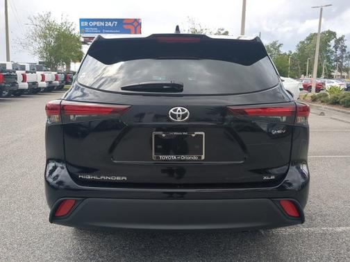 Black 2026 Toyota Highlander Hybrid XLE