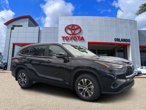 Black 2026 Toyota Highlander Hybrid XLE