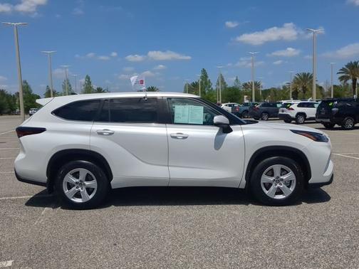 Wind Chill Pearl 2024 Toyota Highlander LE