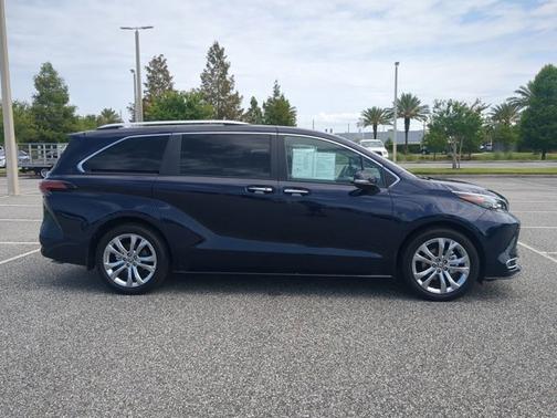 2024 Toyota Sienna Platinum