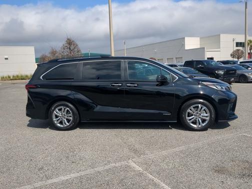 2021 Toyota Sienna XSE 7 Passenger
